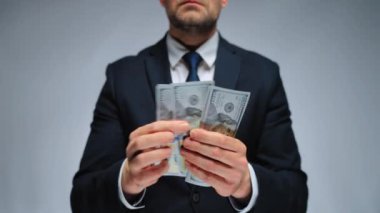 Mutlu, resmi giyinmiş adam yakın plan Amerikan Doları 'nı sayıyor. Yatırım, başarı, finansal beklentiler veya kariyer ilerlemesi kavramı.