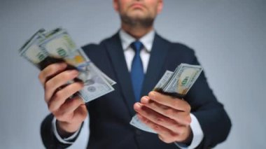 Mutlu, resmi giyinmiş adam yakın plan Amerikan Doları 'nı sayıyor. Yatırım, başarı, finansal beklentiler veya kariyer ilerlemesi kavramı.