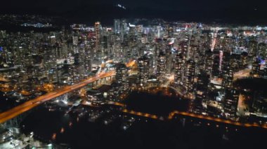 Geceleri Vancouver 'ın merkezindeki göz kamaştırıcı hava manzarası. British Columbia, Kanada. 