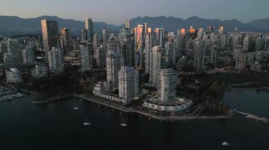Şehir merkezindeki gökdelenlerin, dağların, False Creek 'in, tekneli marinanın havadan görüntüsü. Vancouver, Britanya Kolumbiyası, Kanada.