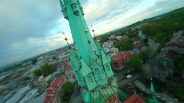 St. Josephs Kilisesi ve Polonya 'nın Cracow kentindeki Podgorski Meydanı' nda hızlı uçuş. Manevra yapılabilir uçuş FPV İHA 'sı tarafından filme alındı.
