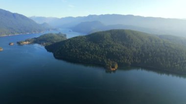 Deep Cove Bay 'deki Burnaby Dağ Parkı' ndan hava görüntüsü. Vancouver, British Columbia, Kanada.