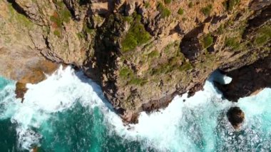 Güzel sahil manzarası. Kayalık sahil suyla buluşuyor. Güney Sardunya, İtalya. İnsansız hava aracı görüntüleri
