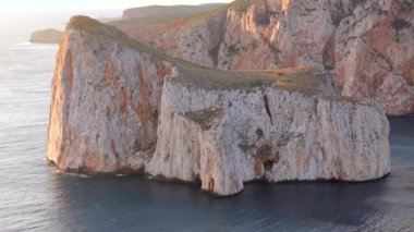 Porto Flavia yakınlarındaki Sardinya 'da mavi deniz. Pan di Zucchero 'nun hava manzarası ve kristal berrak deniz. İtalyan tatili