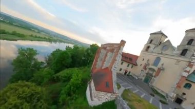 Polonya 'nın Tyniec kentindeki Vistula Nehri ve Benedictine Manastırı' nın alışılmadık hava manzarası. Katolik manastırı ve çevresindeki manzaranın eski mimarisi. FPV insansız hava aracı ile çekildi.