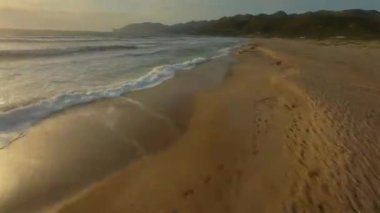 FPV İHA 'sı İtalya' nın Sardunya kıyıları boyunca Akdeniz sahillerinde hızla uçuyor. Çarpıcı gün batımı