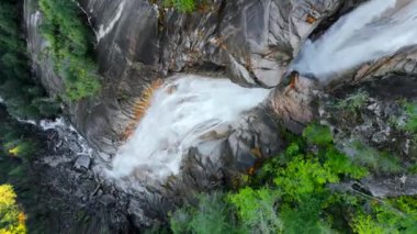 Shannon Falls 'un havadan görünüşü. Su kanyondan aşağı akıyor. Squamish 'te, Vancouver' ın kuzeyinde, British Columbia, Kanada