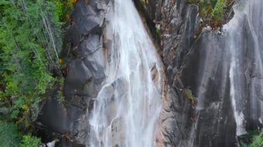 Shannon Falls 'un havadan görünüşü. Su kanyondan aşağı akıyor. Squamish 'te, Vancouver' ın kuzeyinde, British Columbia, Kanada