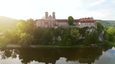 Polonya 'nın Tyniec kentindeki Benedictine Manastırı' nın şafak vakti havadan görünüşü. Eski Katolik manastırı. Kuleleri ve kırmızı çatıları var. Din ve tarih Vistül nehri üzerindeki kayalıklarda.. 