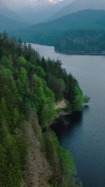 Kuzey Vancouver, British Columbia, Kanada 'daki Capilano Gölü ve dağ manzarası üzerinde insansız hava aracı görüntüsü.