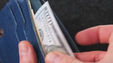 Mavi cüzdandan çıkarılan farklı banknotlardan oluşan Amerikan dolarlarının kapanışı, para yönetimi ve mali içgörüyü vurguluyor