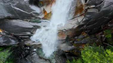 Shannon Falls 'un havadan görünüşü. Su kanyondan aşağı akıyor. Squamish 'te, Vancouver' ın kuzeyinde, British Columbia, Kanada