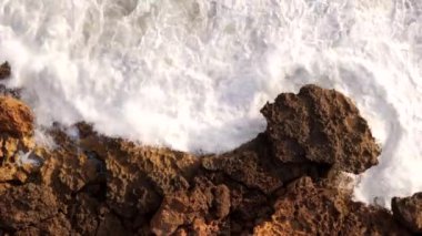 Güzel sahil manzarası. Kayalık sahil suyla buluşuyor. Güney Sardunya, İtalya. İnsansız hava aracı görüntüleri