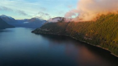 Deniz manzaralı Sky Highway, Howe Sound ve fiyortlu. Bulut seviyesinde uçuş. Squamish ve Vancouver arasında, British Columbia, Kanada.