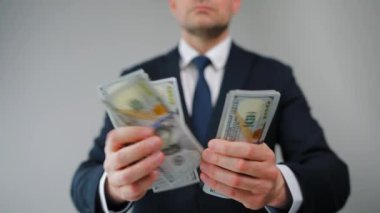 Mutlu, resmi giyinmiş adam yakın plan Amerikan Doları 'nı sayıyor. Yatırım, başarı, finansal beklentiler veya kariyer ilerlemesi kavramı.