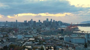 Vancouver Limanı 'nın havadan görünüşü, şehir merkezleri, gökdelenler ve doğa. British Columbia, Kanada