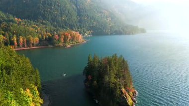 Kanada 'da göz kamaştırıcı sonbahar manzarası. Harrison Gölü üzerinde yumuşak uçuş. Dağ yamaçlarındaki renkli orman, İngiliz Kolombiyası.