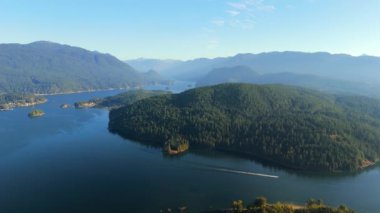 Deep Cove Bay 'deki Burnaby Dağ Parkı' ndan hava görüntüsü. Vancouver, British Columbia, Kanada.