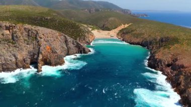 Buggerru 'daki Cala Domestica Sahili, Cliffs ve Tower' da hava manzarası. Güney Sardunya, İtalya. İnsansız hava aracı görüntüleri