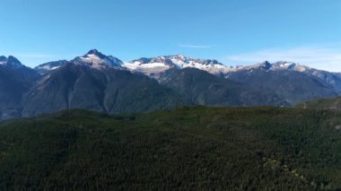 Squamish yakınlarında buzullu dağların havadan görünüşü British Columbia, Kanada.