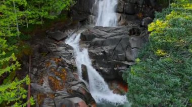 Shannon Falls 'un havadan görünüşü. Su kanyondan aşağı akıyor. Squamish 'te, Vancouver' ın kuzeyinde, British Columbia, Kanada
