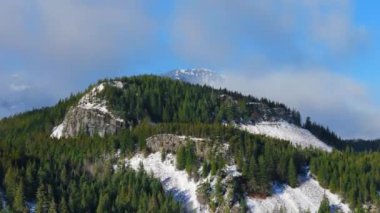 Kanadalı kayalık dağ manzarası karla ve bulutlarla kaplı. British Columbia, Kanada.