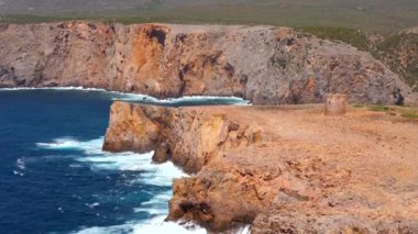 Buggerru 'daki Cala Domestica Sahili, Cliffs ve Tower' da hava manzarası. Güney Sardunya, İtalya. İnsansız hava aracı görüntüleri