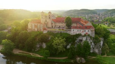 Polonya 'nın Tyniec kentindeki Benedictine Manastırı' nın şafak vakti havadan görünüşü. Eski Katolik manastırı. Kuleleri ve kırmızı çatıları var. Din ve tarih Vistül nehri üzerindeki kayalıklarda.. 