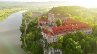 Polonya 'nın Tyniec kentindeki Benedictine Manastırı' nın şafak vakti havadan görünüşü. Eski Katolik manastırı. Kuleleri ve kırmızı çatıları var. Din ve tarih Vistül nehri üzerindeki kayalıklarda.. 