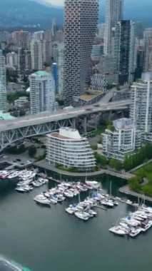 Şehir merkezinde, Granville Köprüsü ve False Creek 'te çarpıcı bir hava hızı. Vancouver, British Columbia, Kanada.