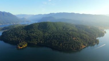 Deep Cove Bay 'deki Burnaby Dağ Parkı' ndan hava görüntüsü. Vancouver, British Columbia, Kanada.