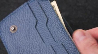 Mavi cüzdandan çıkarılan farklı banknotlardan oluşan Amerikan dolarlarının kapanışı, para yönetimi ve mali içgörüyü vurguluyor