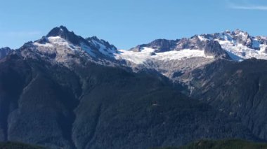 Squamish yakınlarında buzullu dağların havadan görünüşü British Columbia, Kanada.