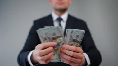 Mutlu, resmi giyinmiş adam yakın plan Amerikan Doları 'nı sayıyor. Yatırım, başarı, finansal beklentiler veya kariyer ilerlemesi kavramı.