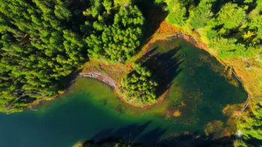 Lucille Gölü 'nün dağlardaki hava manzarası, Whistler yakınlarında. Güzel Kanada doğası. British Columbia, Kanada