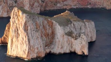 Porto Flavia yakınlarındaki Sardinya 'da mavi deniz. Pan di Zucchero 'nun hava manzarası ve kristal berrak deniz. İtalyan tatili