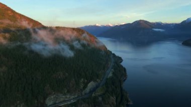 Deniz manzaralı Sky Highway, Howe Sound ve fiyortlu. Bulut seviyesinde uçuş. Squamish ve Vancouver arasında, British Columbia, Kanada.