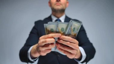 Mutlu, resmi giyinmiş adam yakın plan Amerikan Doları 'nı sayıyor. Yatırım, başarı, finansal beklentiler veya kariyer ilerlemesi kavramı.