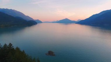 Howe Sound 'un güzel doğal manzarasının havadan görünüşü dağlarla çevrili. Görüntü Squamish ve Vancouver arasında, British Columbia, Kanada.