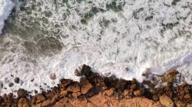 Güzel sahil manzarası. Kayalık sahil suyla buluşuyor. Güney Sardunya, İtalya. İnsansız hava aracı görüntüleri