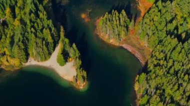 Lucille Gölü 'nün dağlardaki hava manzarası, Whistler yakınlarında. Güzel Kanada doğası. British Columbia, Kanada