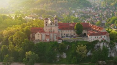 Polonya 'nın Tyniec kentindeki Benedictine Manastırı' nın şafak vakti havadan görünüşü. Eski Katolik manastırı. Kuleleri ve kırmızı çatıları var. Din ve tarih Vistül nehri üzerindeki kayalıklarda.. 