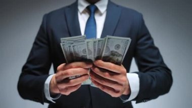 Mutlu, resmi giyinmiş adam yakın plan Amerikan Doları 'nı sayıyor. Yatırım, başarı, finansal beklentiler veya kariyer ilerlemesi kavramı.