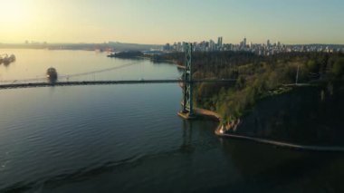 Şafakta Lions Gate Köprüsü ve Stanley Parkı 'nın havadan görüntüsü. Arka planda Vancouver şehir merkezi var. Britanya Kolombiyası Kanada.