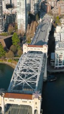 Vancouver, Granville Köprüsü ve False Creek 'in merkezindeki çarpıcı hava manzarası. British Columbia, Kanada.