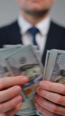 Mutlu, resmi giyinmiş adam yakın plan Amerikan Doları 'nı sayıyor. Yatırım, başarı, finansal beklentiler veya kariyer ilerlemesi kavramı.