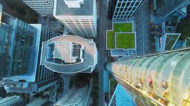 Vancouver şehir merkezindeki gökdelenler arasında FPV İHA ile alışılmadık bir manevra uçuşu ve dalış. British Columbia, Kanada.
