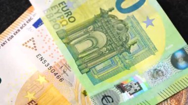 Karmaşık tasarımı ve çeşitli güvenlik özelliklerini vurgulayan farklı para birimleri ve mezheplerin yakın ve ayrıntılı görünümü 