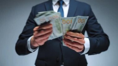 Mutlu, resmi giyinmiş adam yakın plan Amerikan Doları 'nı sayıyor. Yatırım, başarı, finansal beklentiler veya kariyer ilerlemesi kavramı.