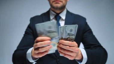 Mutlu, resmi giyinmiş adam yakın plan Amerikan Doları 'nı sayıyor. Yatırım, başarı, finansal beklentiler veya kariyer ilerlemesi kavramı.